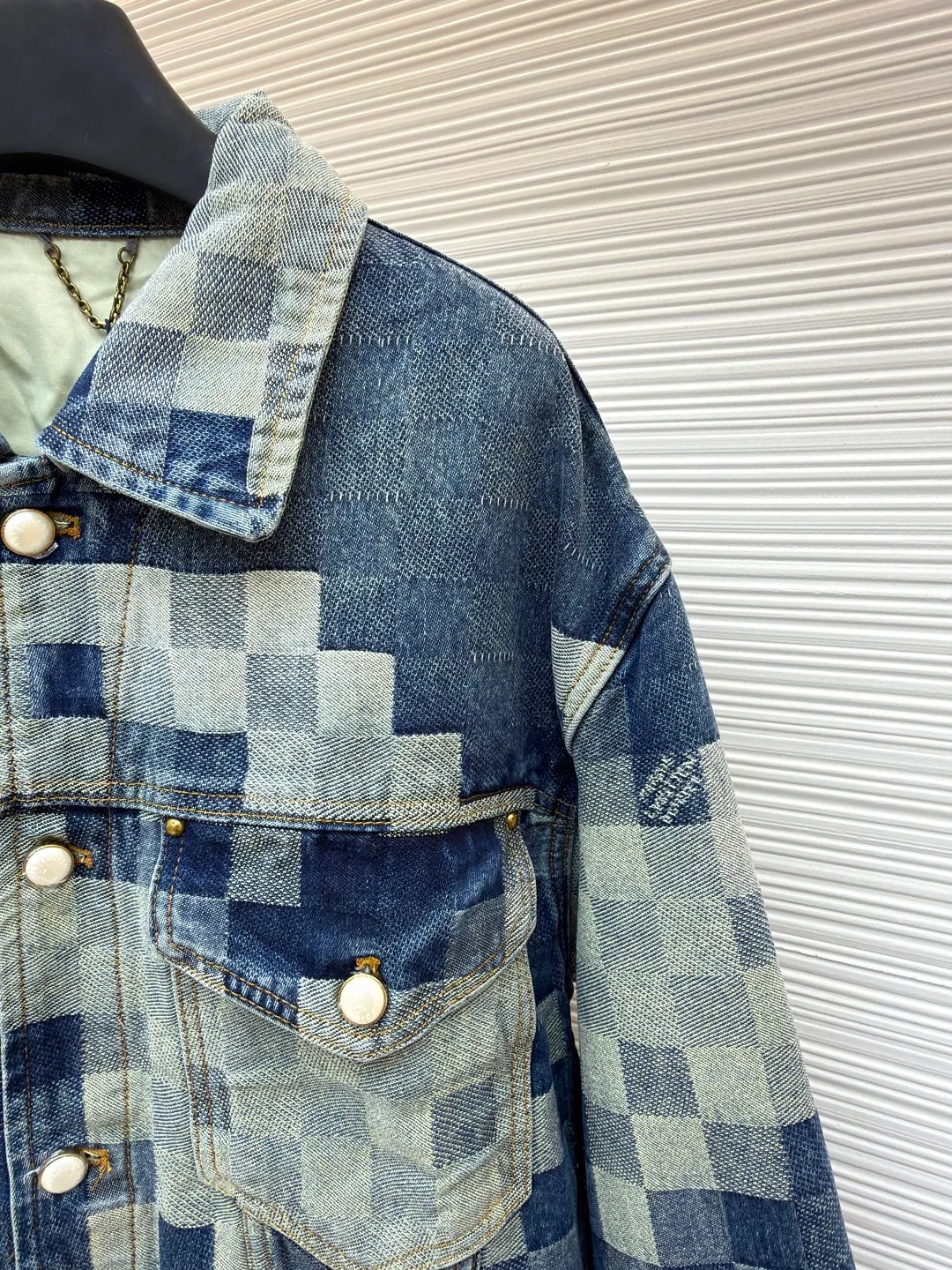 LOUIS VUITTON mosaic denim jacket ●Authentic product: purchased and developed by 13939 ●Item number: 1680240-C05 ●Fabric: denim fabric ●Technology: embossed embossing ●Version: fitted version ●Weight: about 1060 grams ●Size: 30-32-34-36 ●Description: Integrating Monogram embossed pockets into a casual workwear silhouette, it can create a trendy look with the same style of overalls, or it can be mixed and matched with separate items to explore more fashion possibilities. Positioned panel splicing design, slightly distressed, washed blue, square nails with lettering under the left sleeve, decorative zipper, snap buttons at the front, standard cut version, casual style, suitable for both men and women. Original goods, washed casual jeans, imported original washed stretch fabric, comfortable and elastic, original hardware accessories decorated with logo, super correct fit, extremely high grade, high quality, fashionable and stylish upper body. The overall wiring is straight and delicate, the fabric is comfortable and soft, and the color is consistent without color difference. It can be matched with the same style to create a fashionable look and control various occasions. Customized accessories, complete with three standards, same style for men and women!